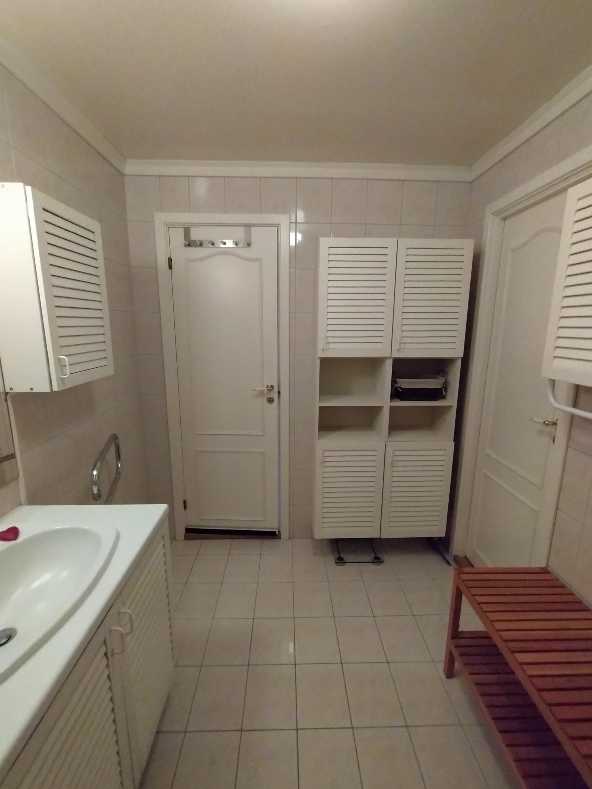 Bad sett "innefra". Godt med skapplass. Dør til høyre går inn til felles bod med skap til disposisjon.